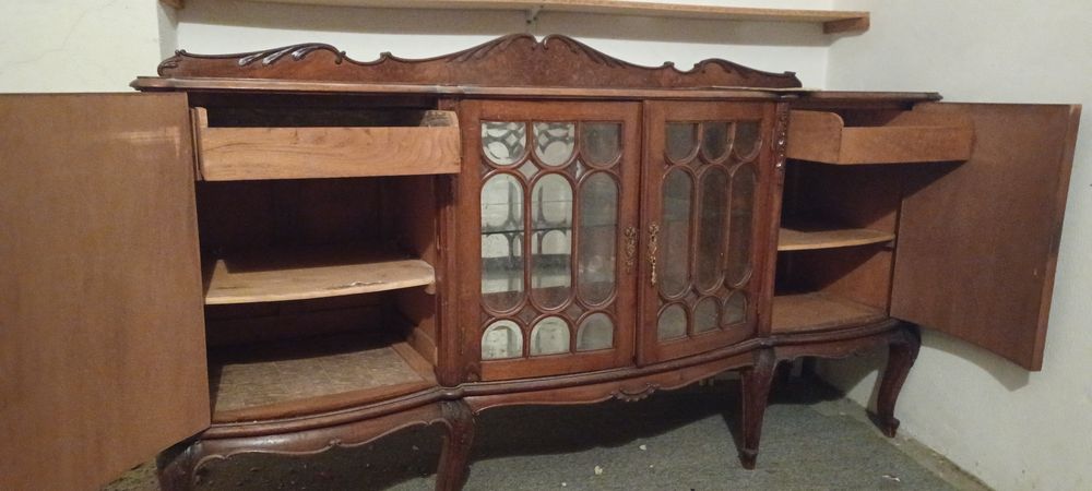 Aparador em madeira e vidro