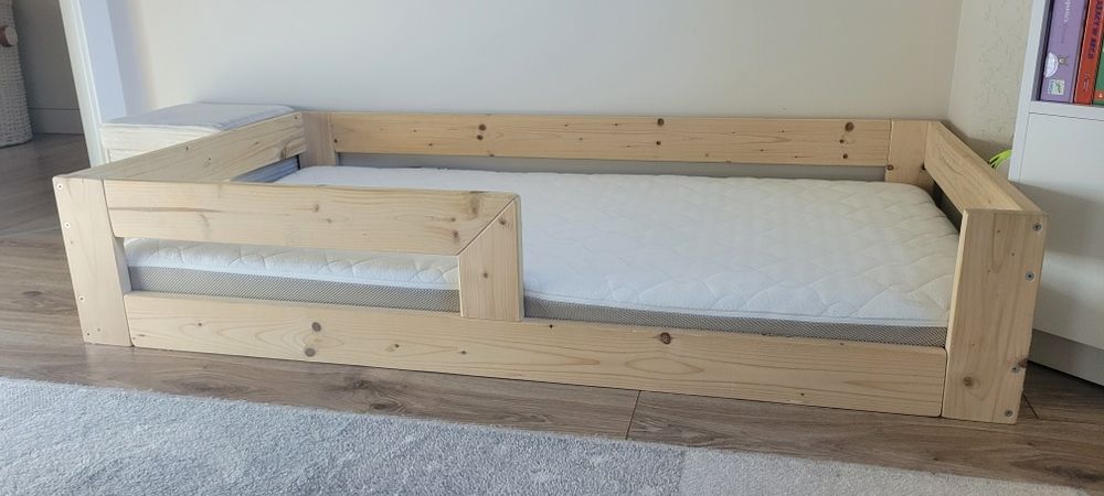 Łóżko dziecięce 140x70 z materacem podłogowe barierka obustronna