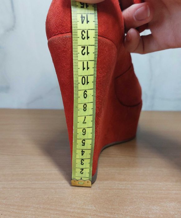 Жіночі туфлі на танкетці з ремінцем