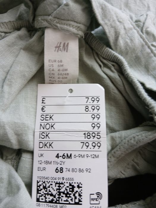 Sukienką r. 68 HM.