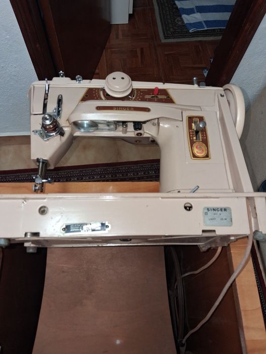 Antiga Máquina de Costura Singer 401 G