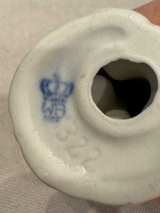Figurka Putto (aniołek) grający na trąbce, porcelana Wagner & Apel.