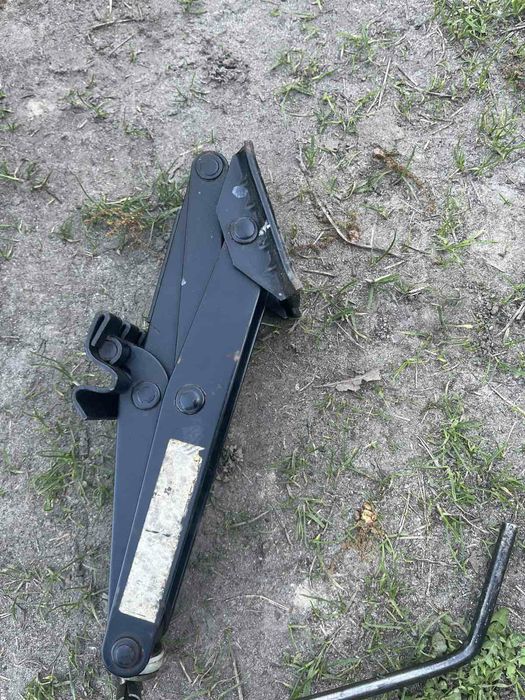 Шторка в багажник Golf 4 Пассат б5 домкрат