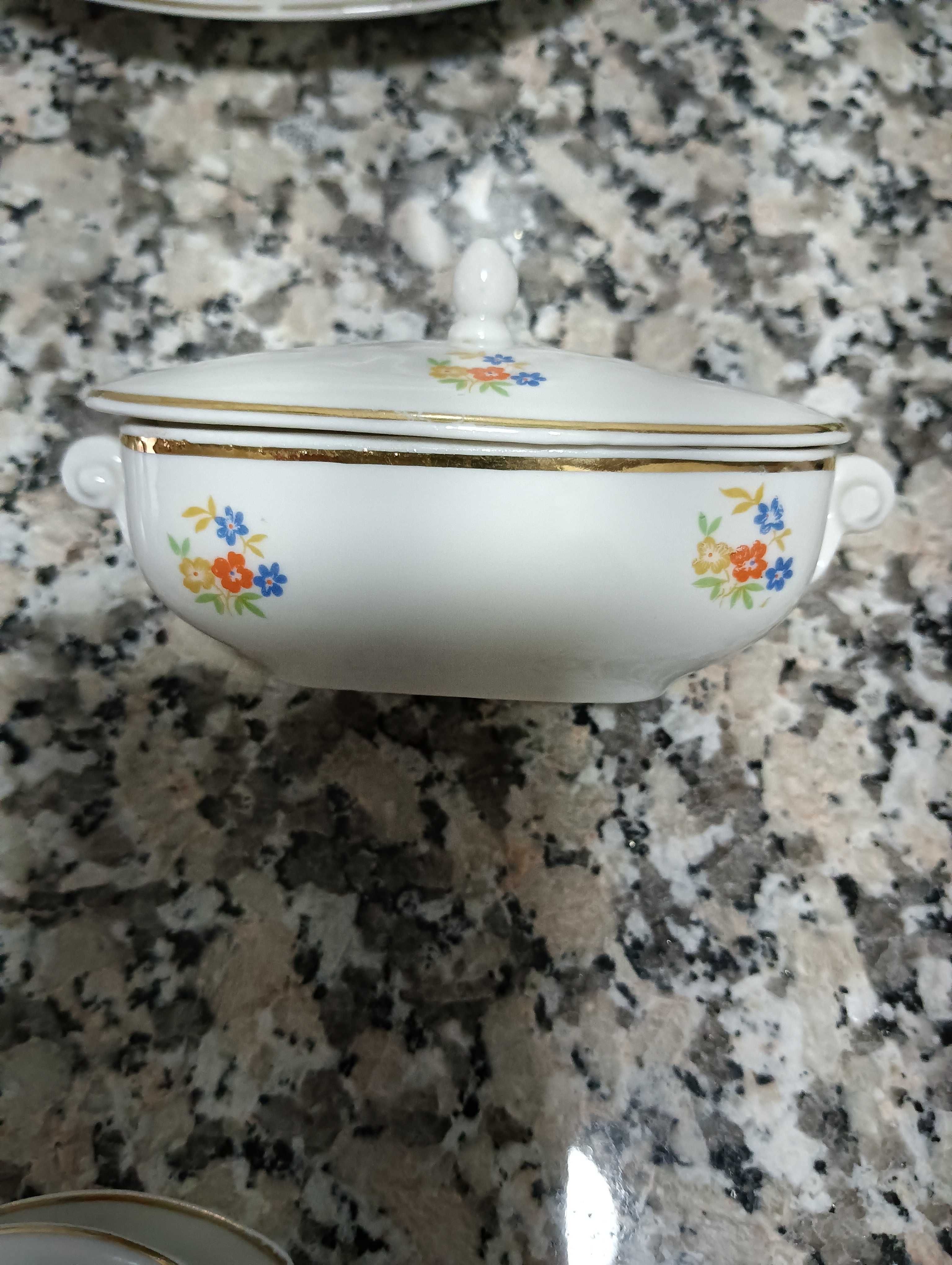 Miniaturas decorativas da vista alegre