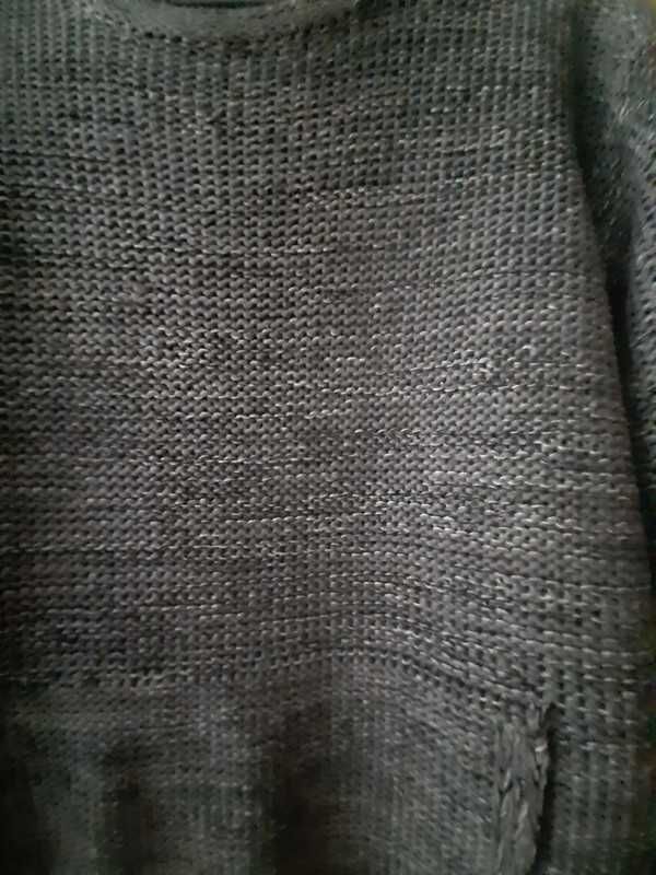 Szary sweter z kieszenią