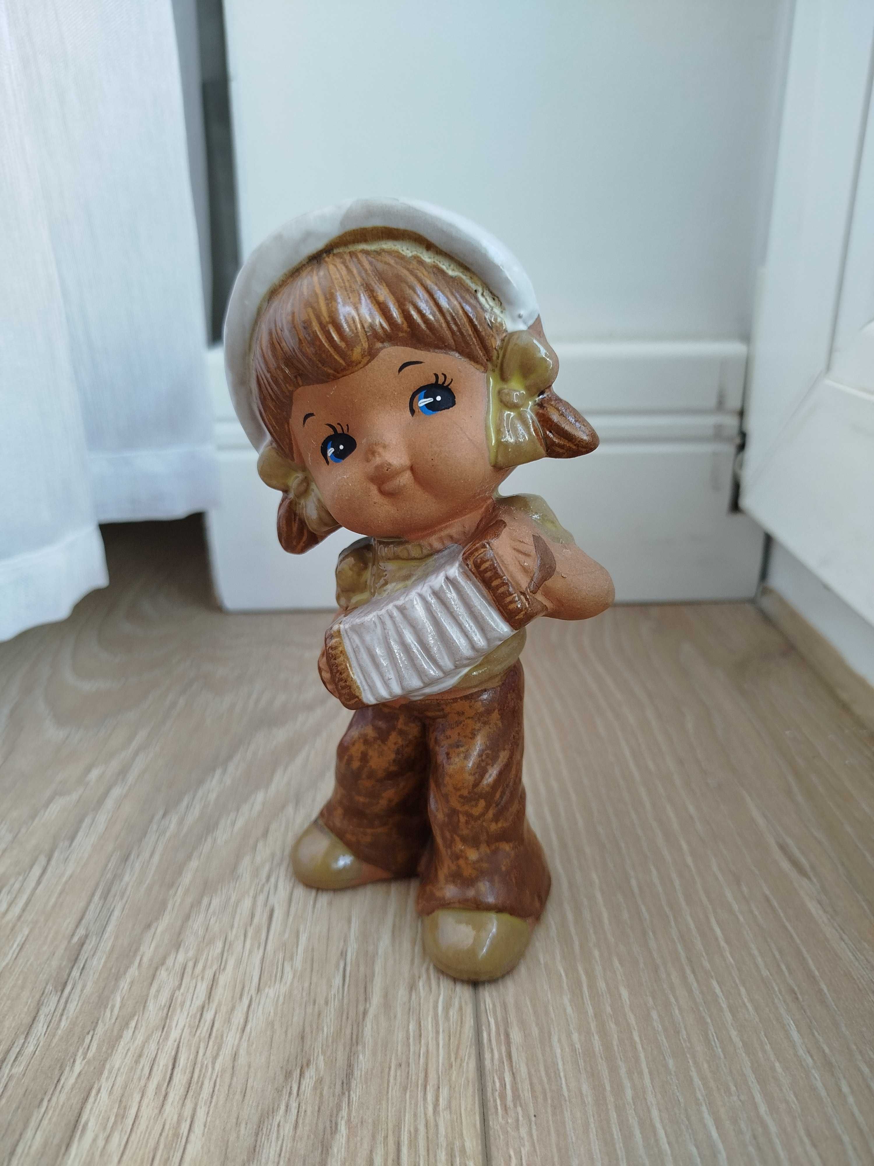 dziewczyna z akordeonem figurka ceramiczna