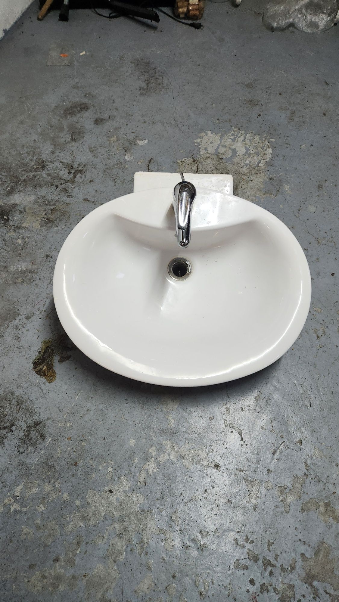 Lavatório para casa de banho branco com torneira misturadora