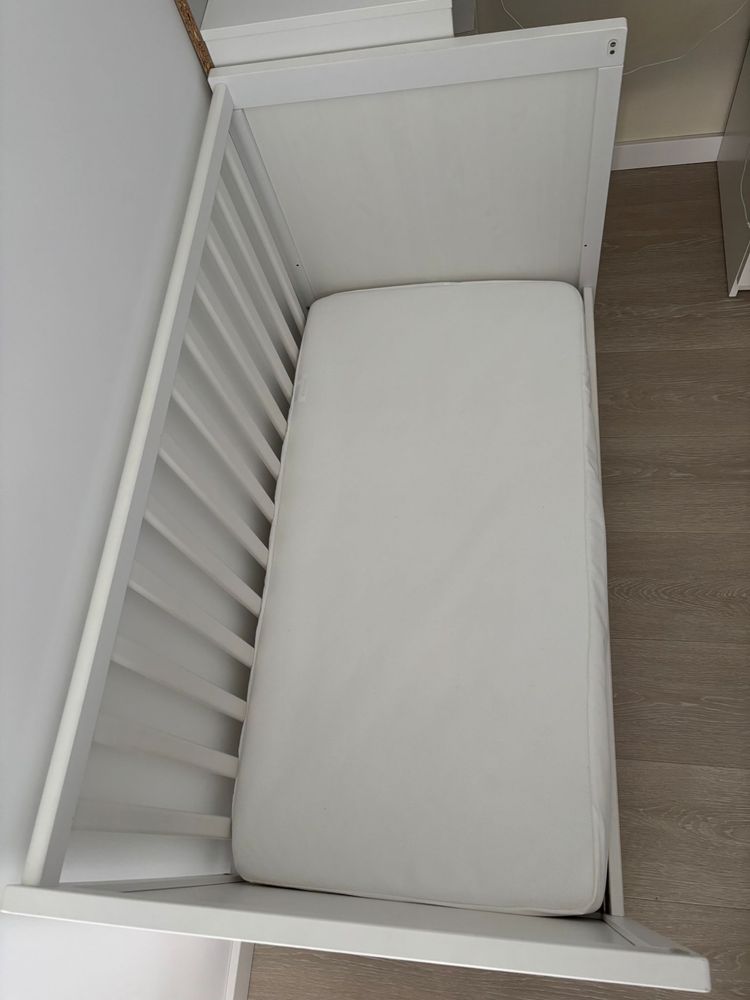 Łóżeczko niemowlęce IKEA Sundvik z materacem, stan idealny, białe