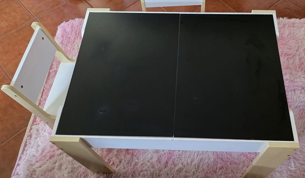 Mesa infantil com arrumação + 2 cadeiras