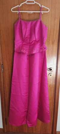 Vestido de cerimónia de alças, comprido e rosa com aplicos