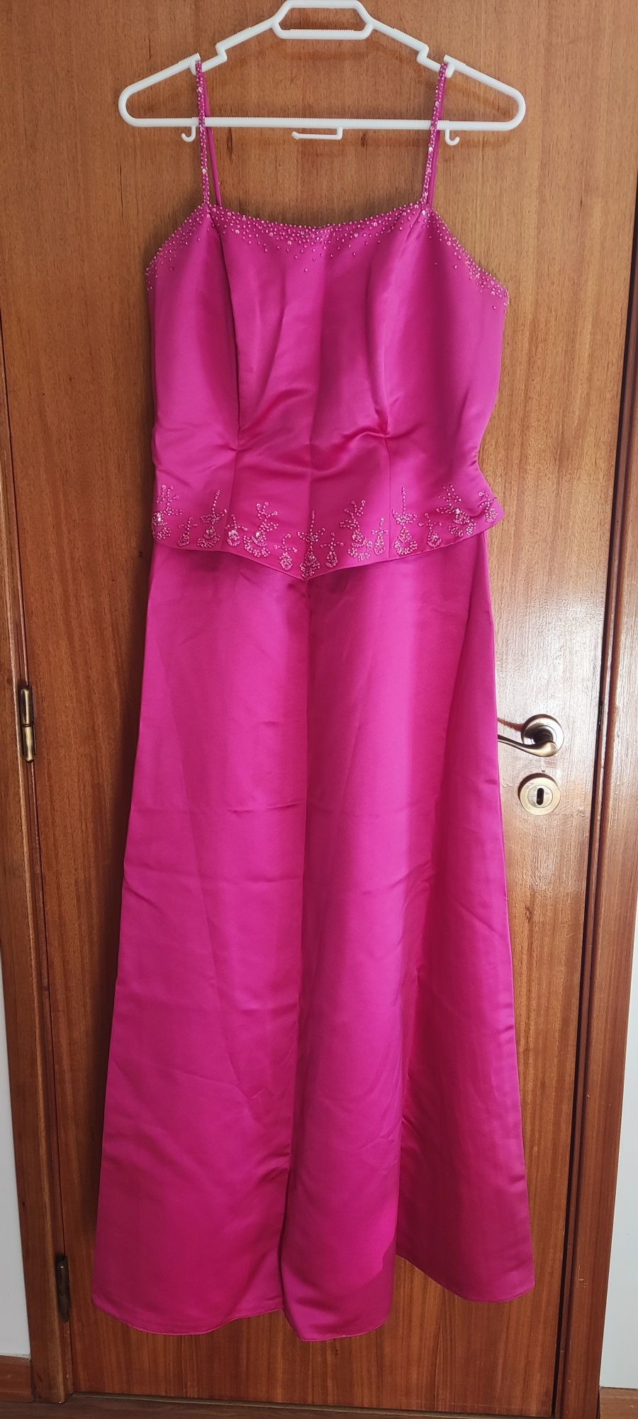 Vestido de cerimónia de alças, comprido e rosa com aplicos