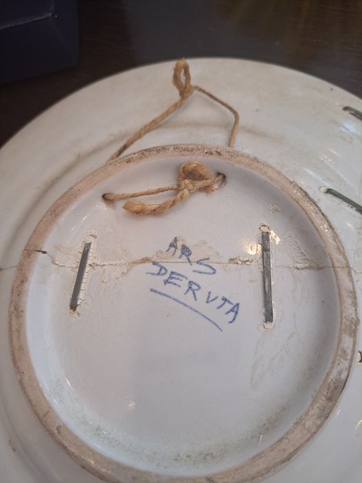 Prato antigo am faiança com agrafos