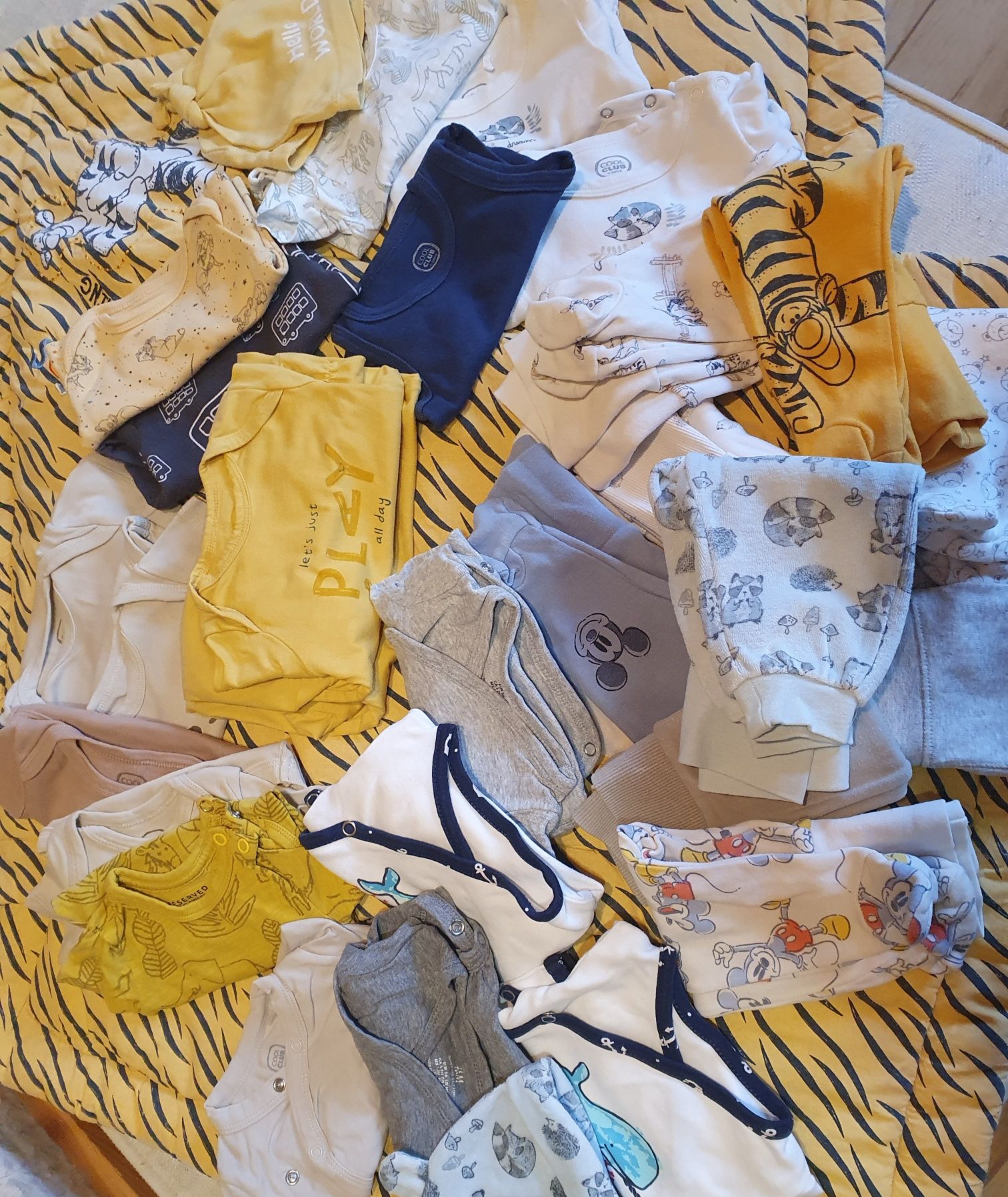 Ubranka niemowlęce r. 56 i dwa rożki