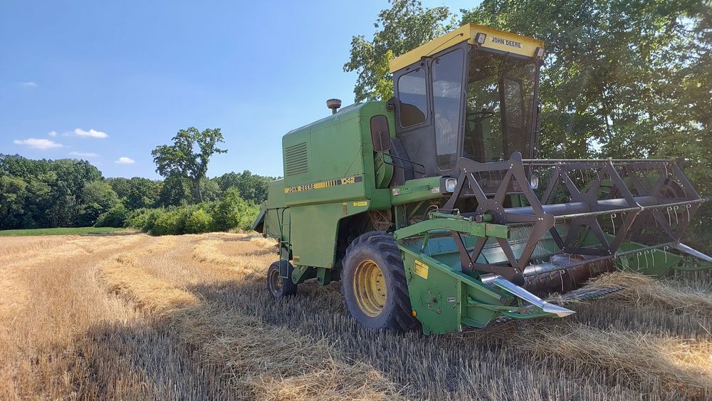 Комбайн john deere 1042 техніка в  доглянутому стані