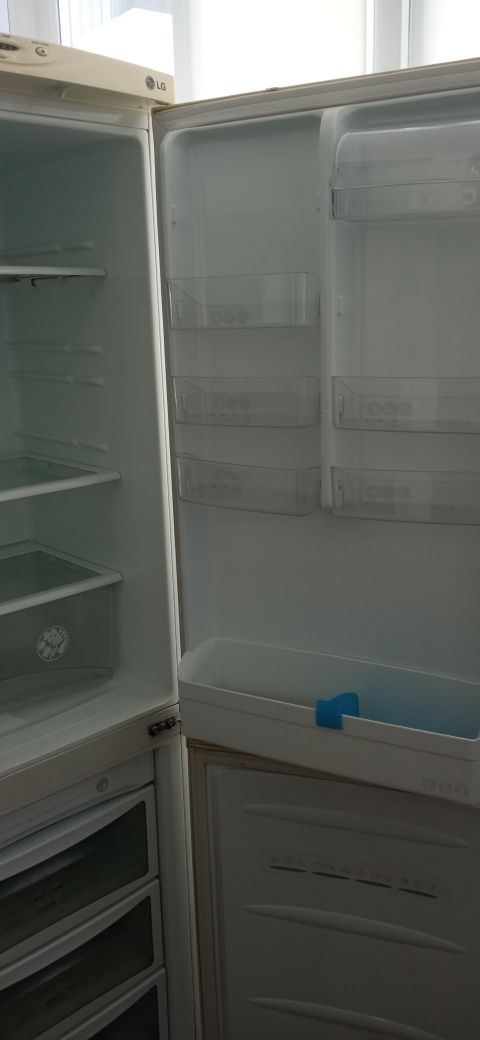 Продам Холодильник LG-389SQF . Самовивіз.
