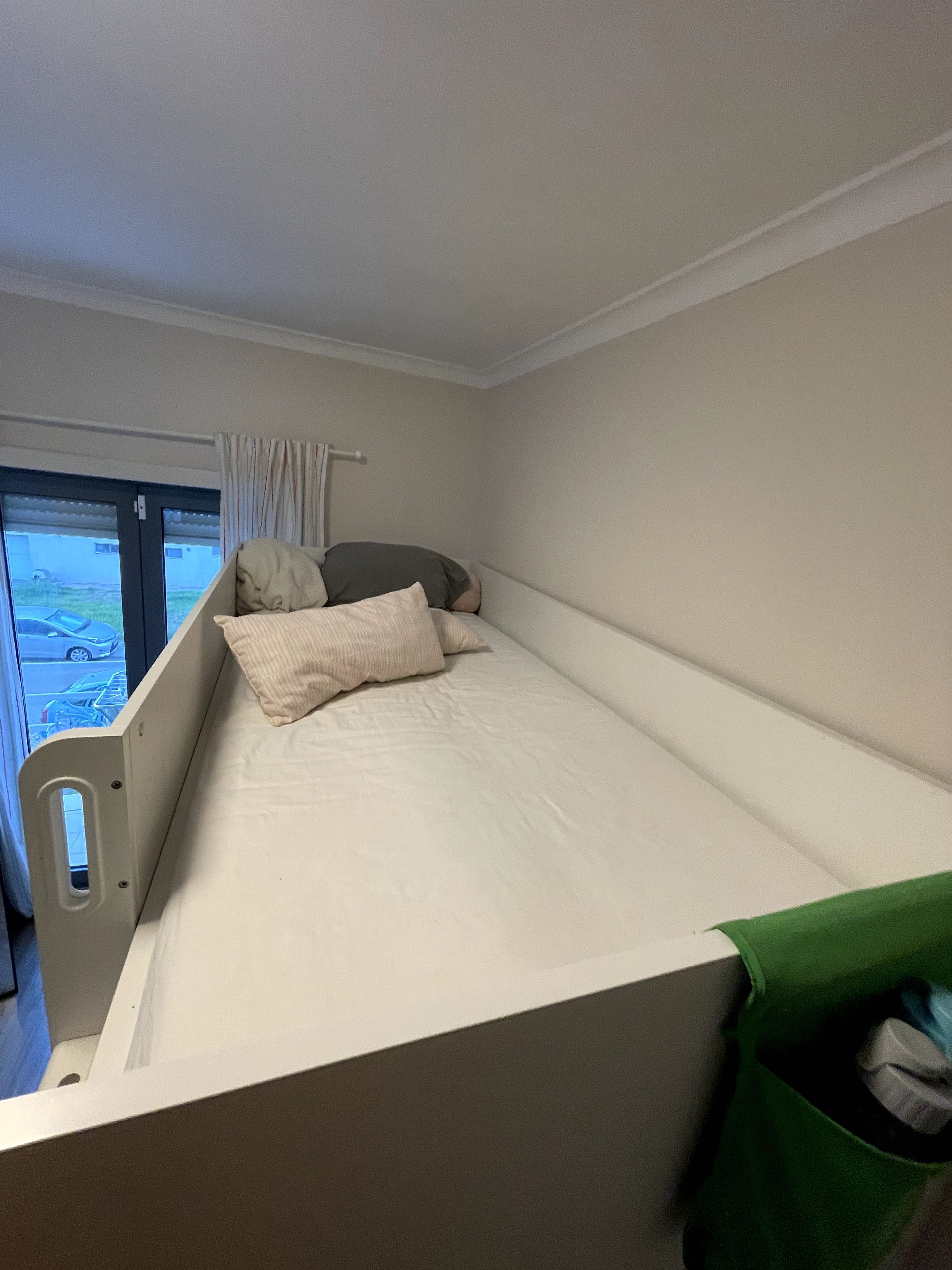 Cama alta, branco com secretária c/4 gavetas,