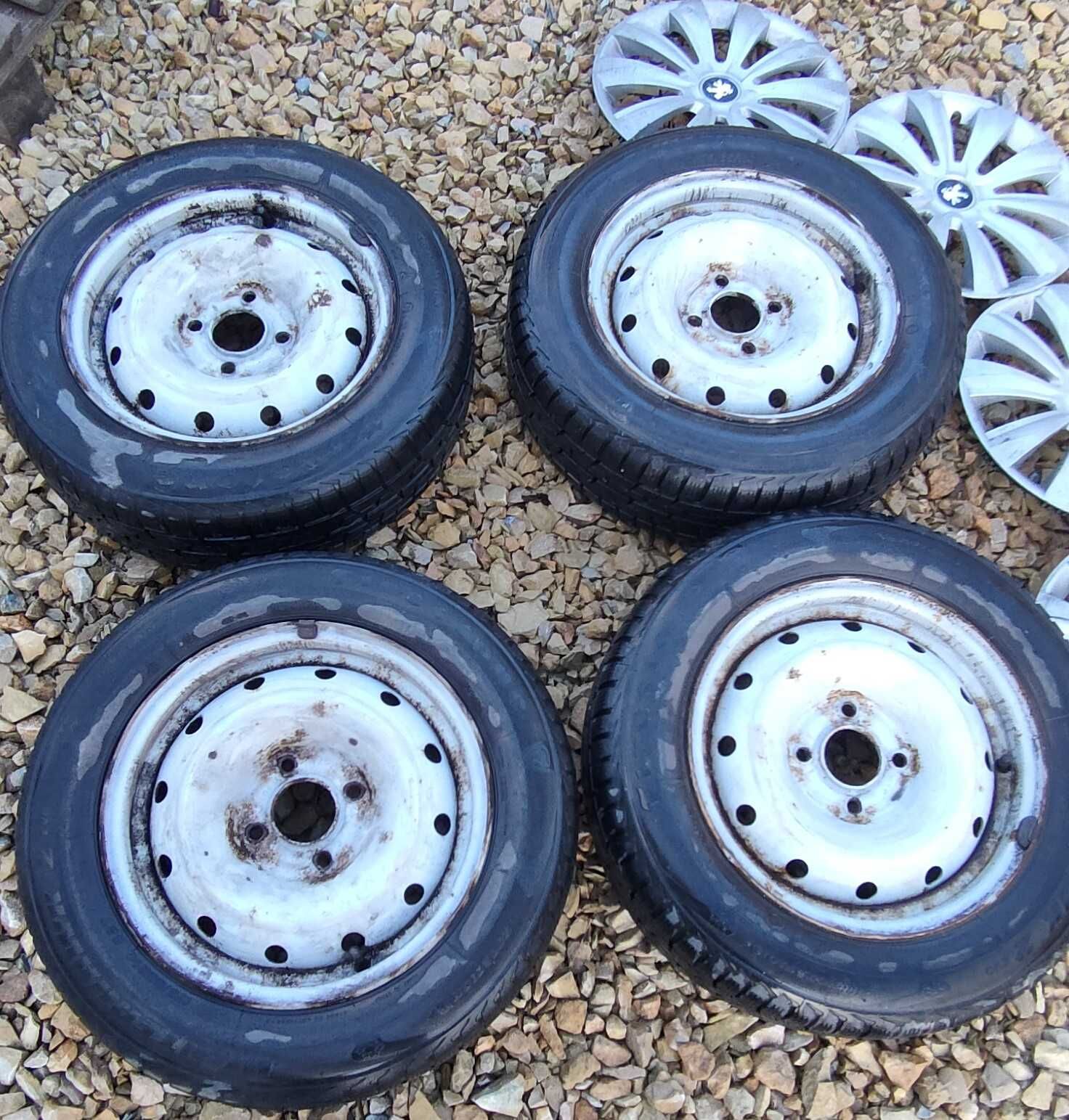 Komplet felg 4x108 r14 + kołpaki Peugoet