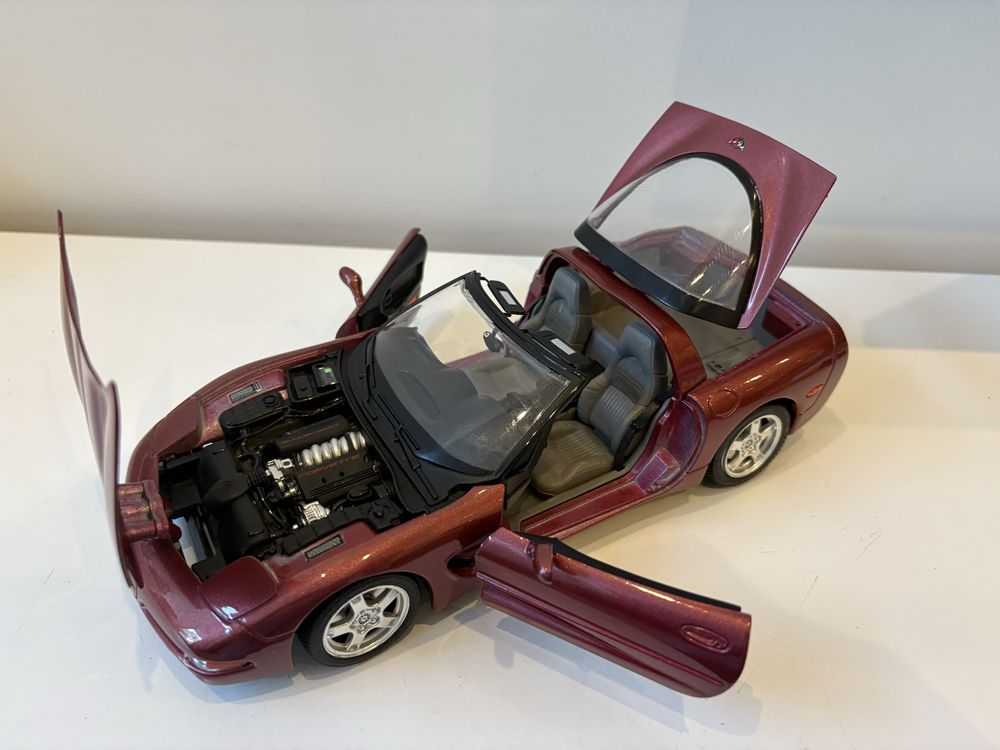 Model Chevrolet Corvette 1:18 BBurago Burago (maisto welly)