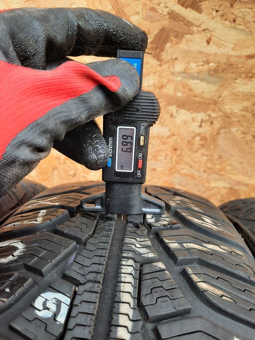 Opony zimowe 195x55R15 Uniroyal 2 szt  Z449