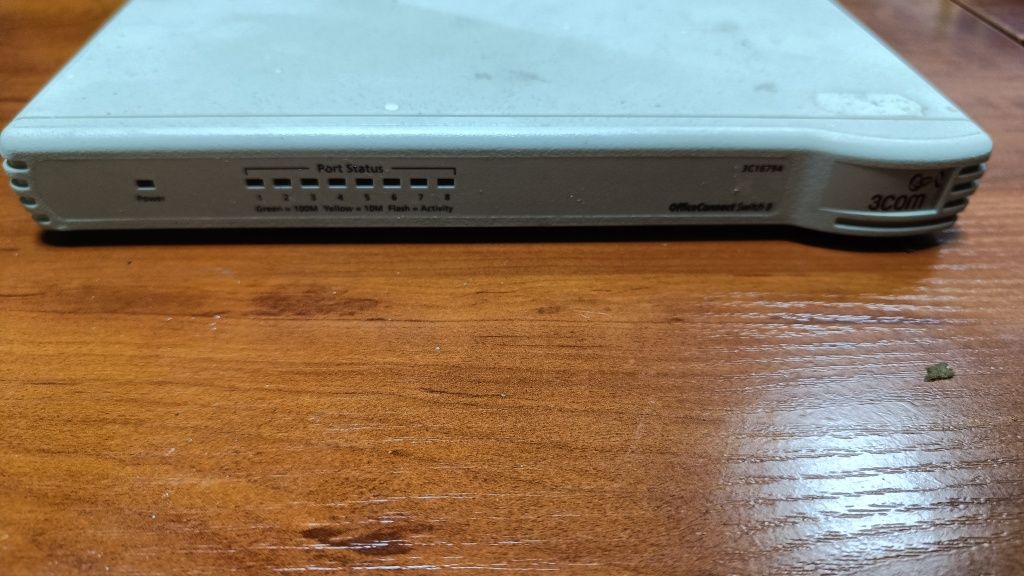 сетевой коммутатор 3Com OfficeConnect Switch 8 (модель 3C16794).