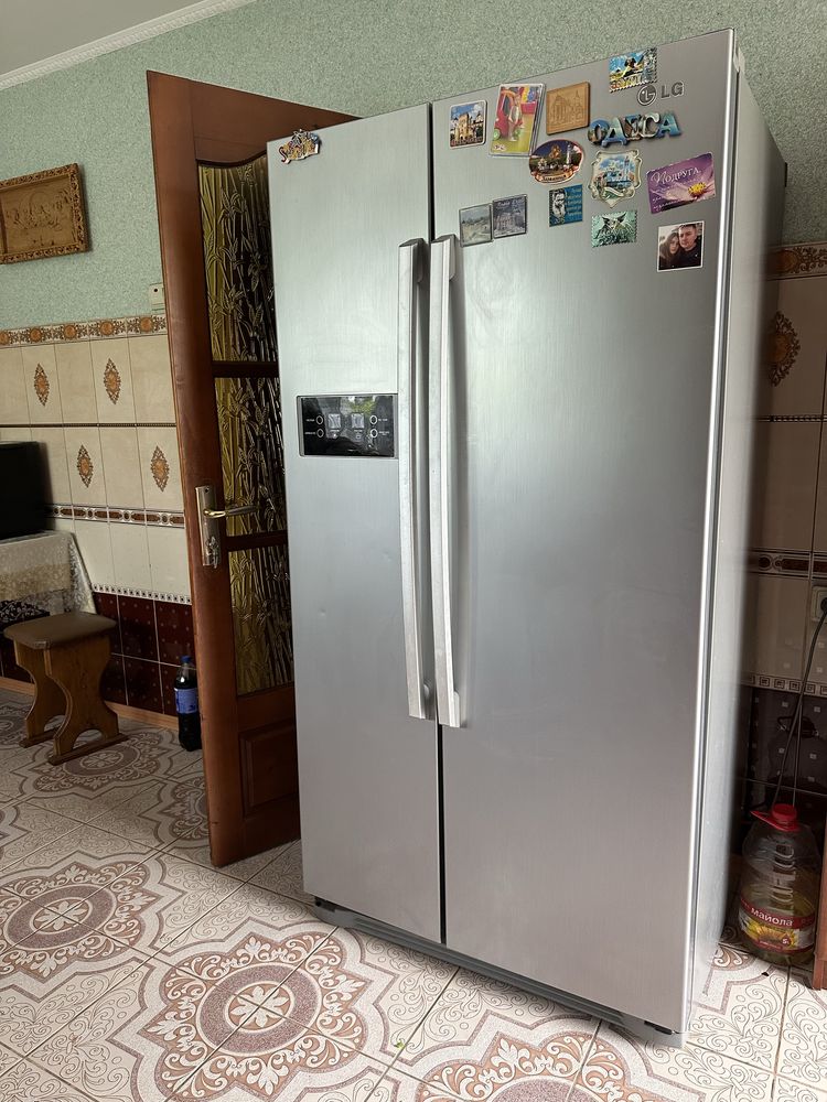 Продається великий холодильник LG