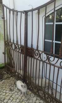 Portão antigo de ferro forjado