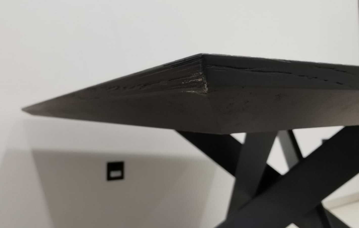 Czarny stół włoskiej marki Calligaris 100x100x66h