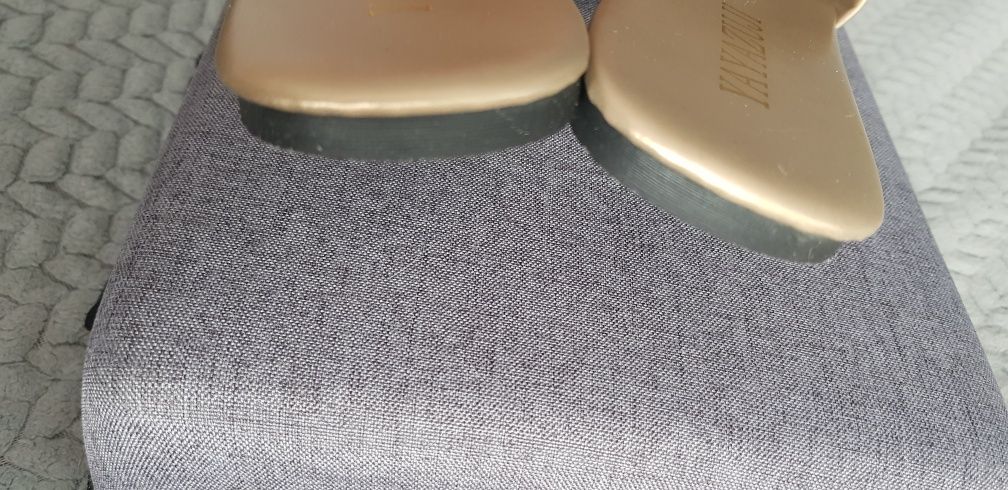 Piękne klapki boho w kolorze złotym r.35
Założone jeden raz,  okazały