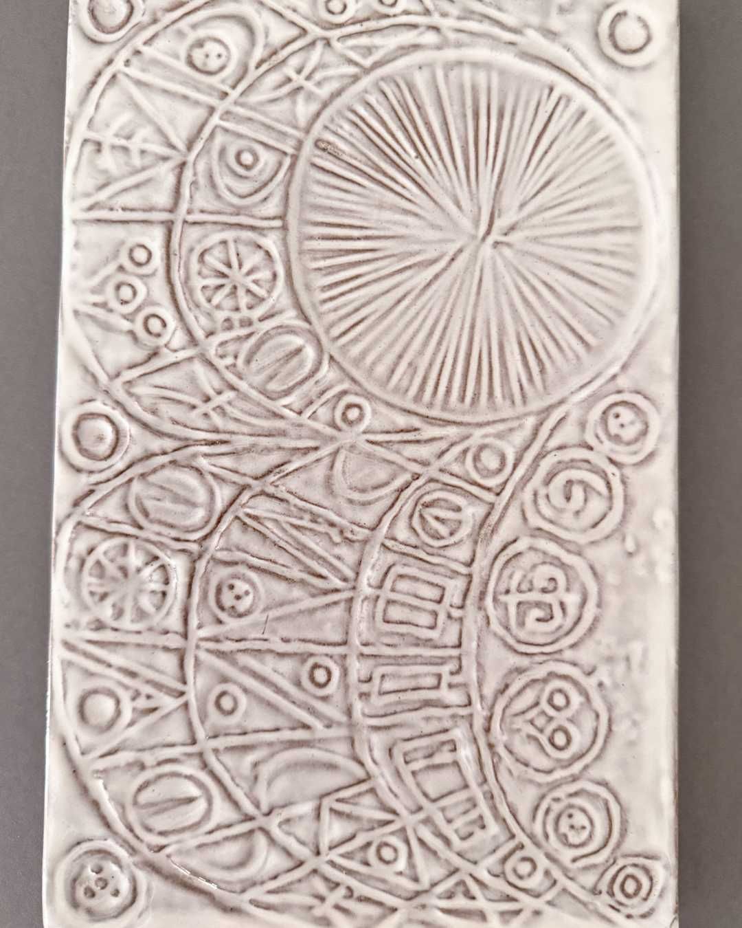 Ceramiczna taca deska z dekoracyjnym reliefem Dania Szara taca