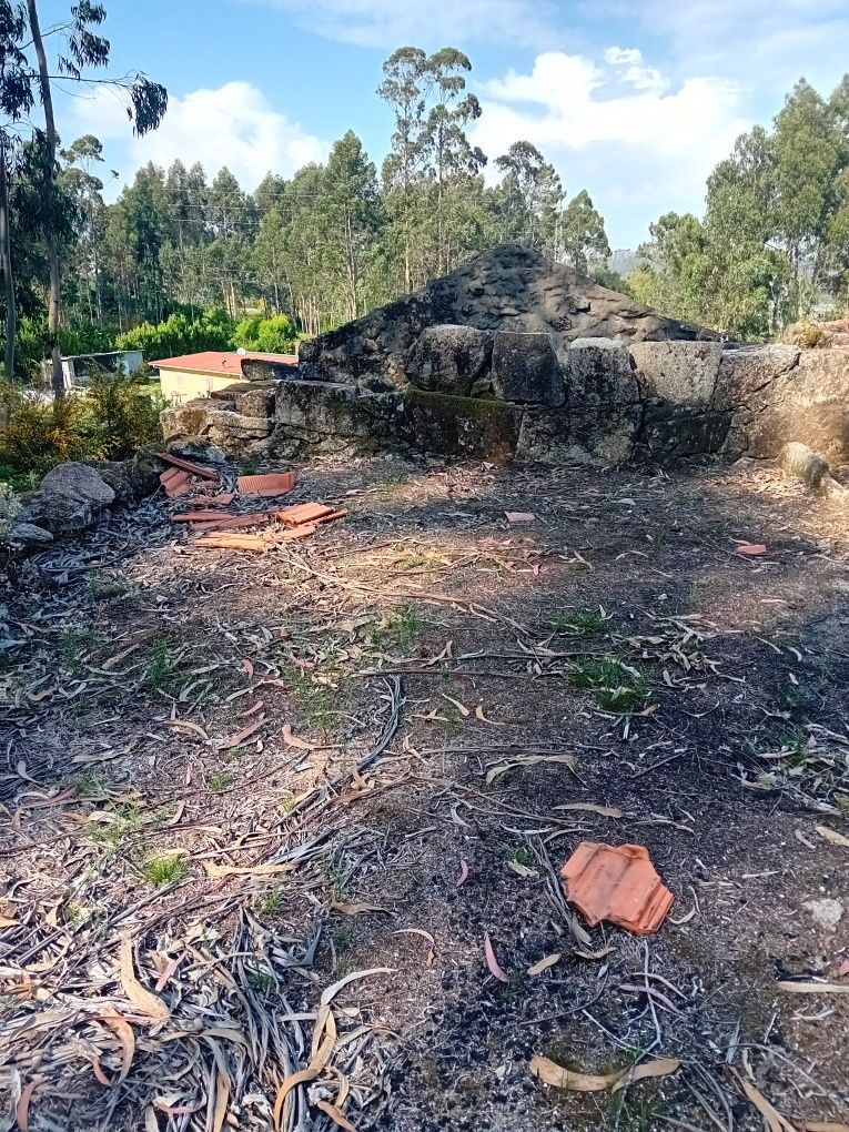 Vendo  casa com terreno para restaurar lugar tranquilo na encosta cita