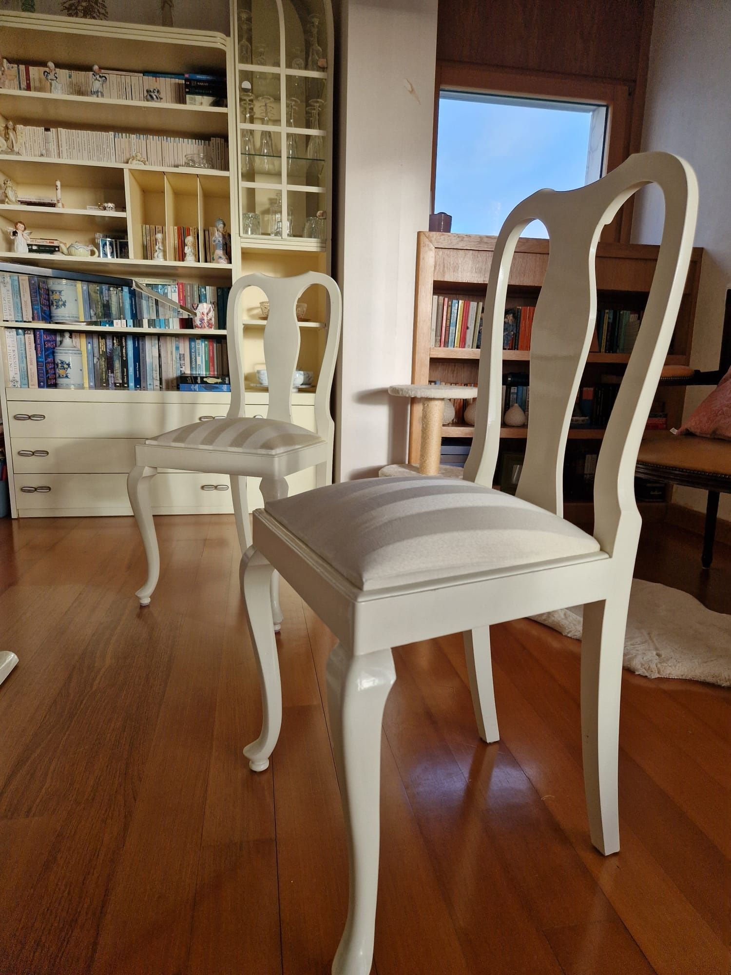 Mesa de Jantar tampo  exagonal e 6 cadeiras