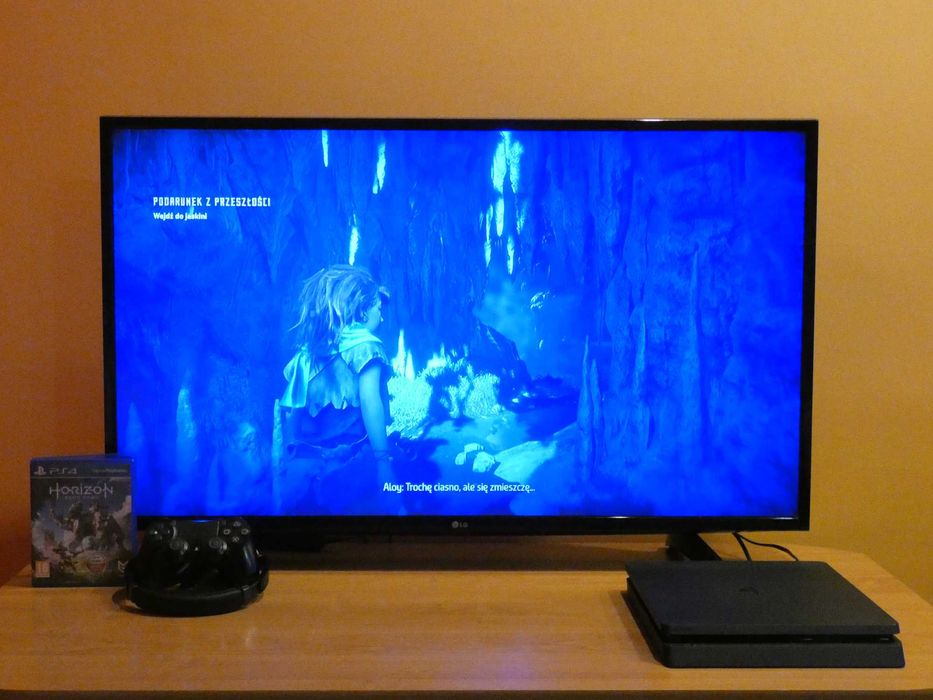 PlayStation 4 Slim 500GB plus Uncharted i Horizon Zero Dawn