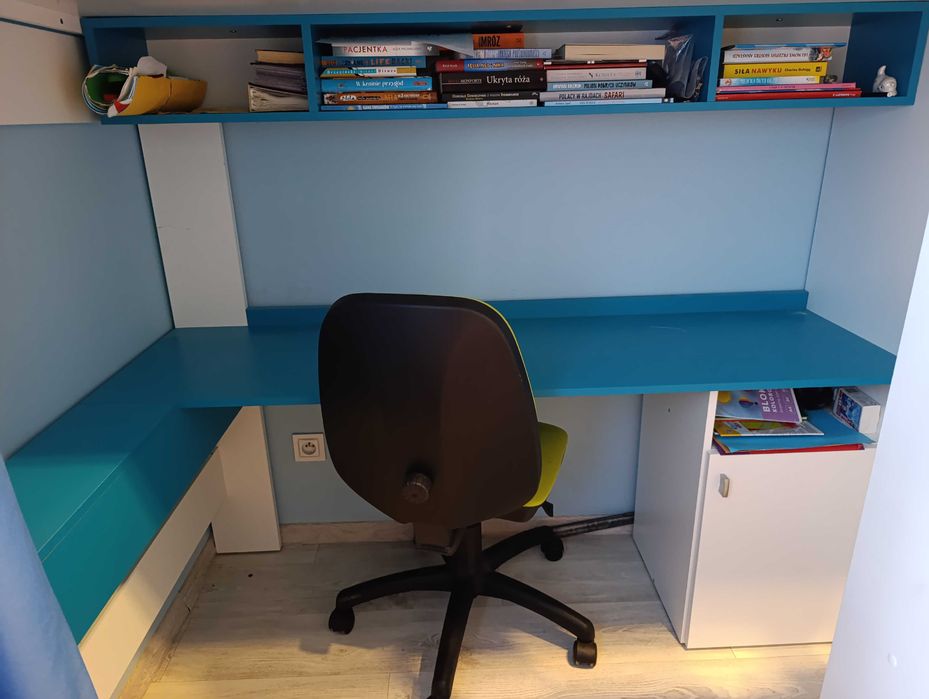 Łóżko piętrowe z biurkiem i szafą