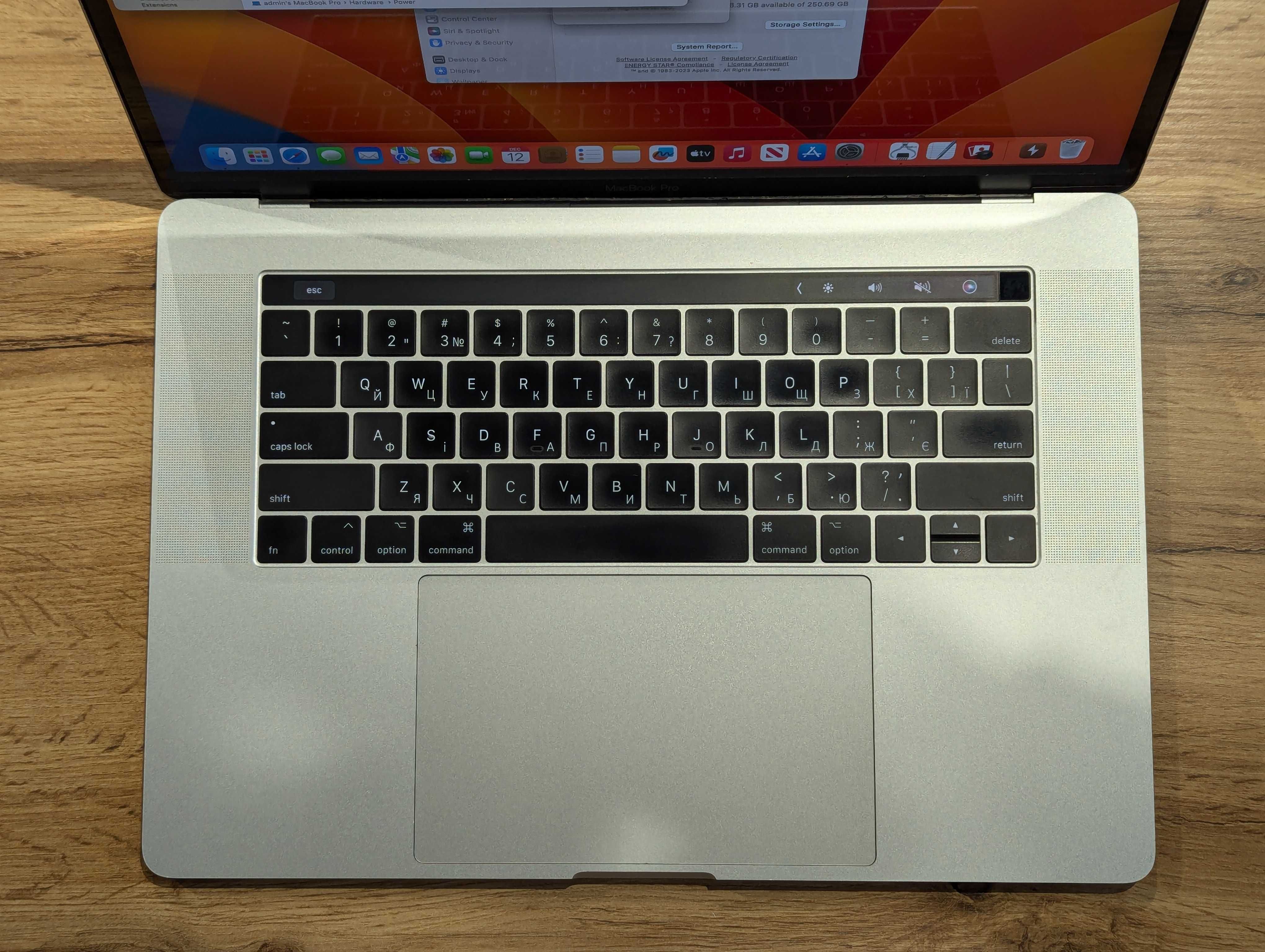Macbook pro 15 2017 core i7 2.8ghz 16/256gb pro 555 2gb