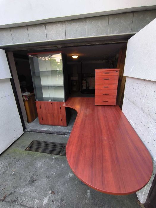 biurko duże z witryną szklaną i szafką z szufladami