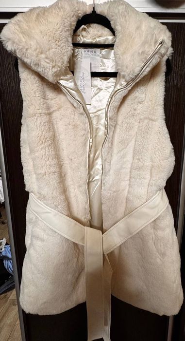 Жіноча хутряна жилетка подовжена