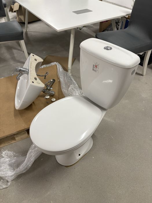 Elegancki praktycznie nowy sedes ze spłuczką