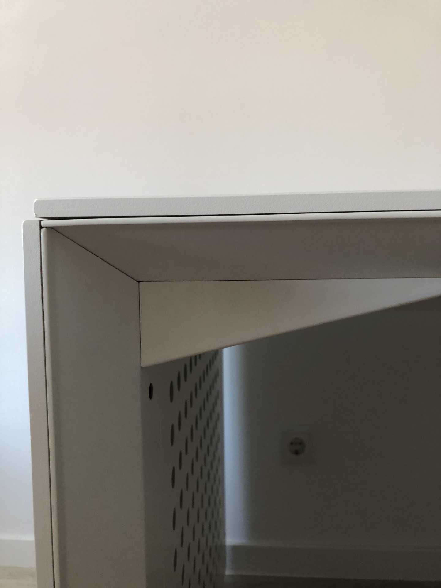 Mesa de secretária branca com estrutura de metal