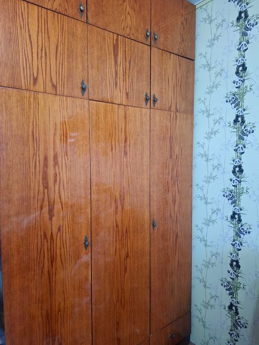 Шкаф трёхстворчатый