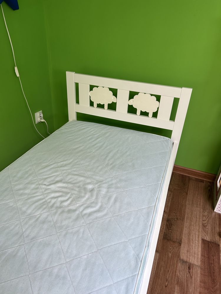 Łóżko Ikea Kritter z listwą ochronną i materacem.