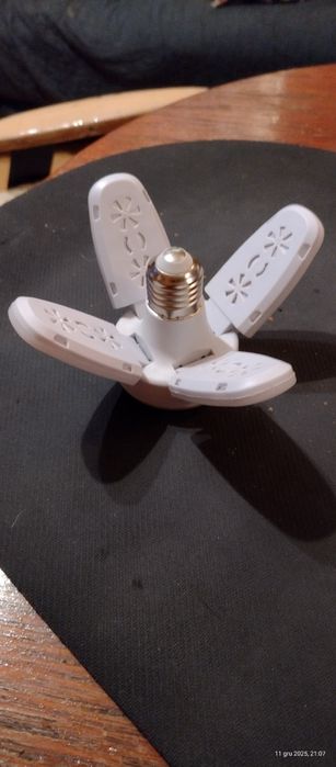 Lampka wkręcana jak żaròwka.