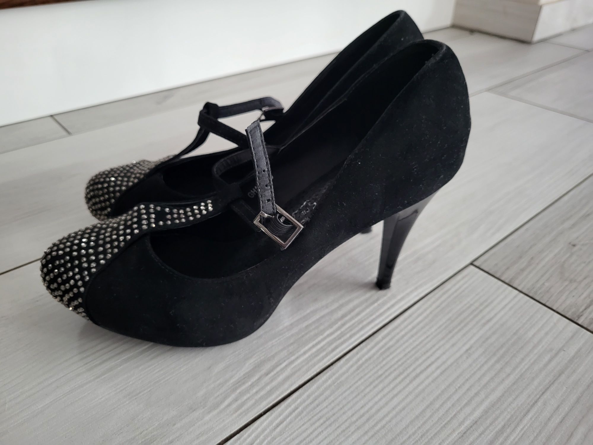 Buty zamszowe z cyrkoniami na pasek nowe 40