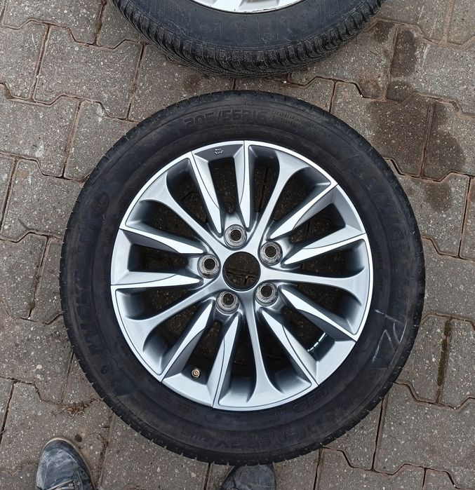 Toyota 16 cali 5x114,3 et39 nowe opony Nokian, czujniki Tpms