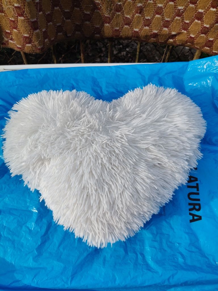 Poduszka pluszowa biała serce