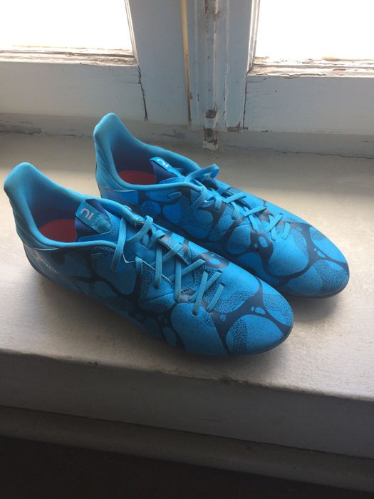Chuteira Azul Aquário de Futebol - Pouco Uso - Relva