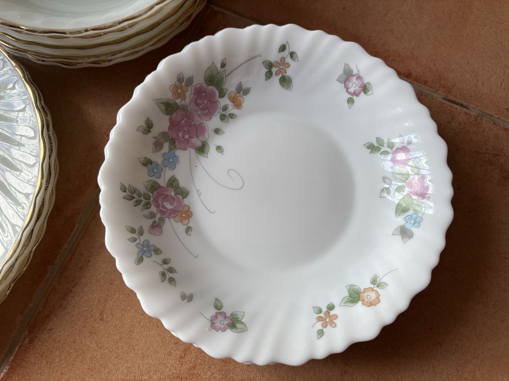 Conjunto loiça (copos, pratos e canecas)