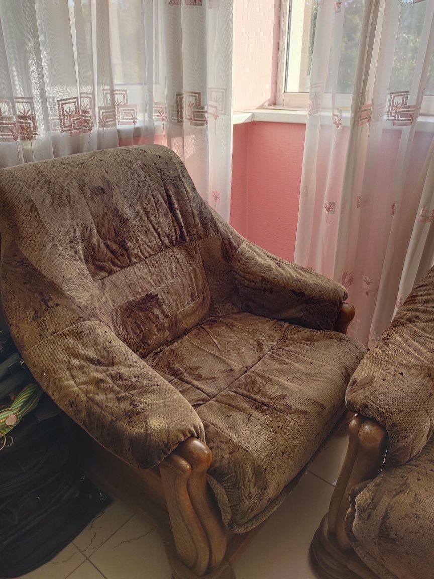 Продам два дивана та крісло