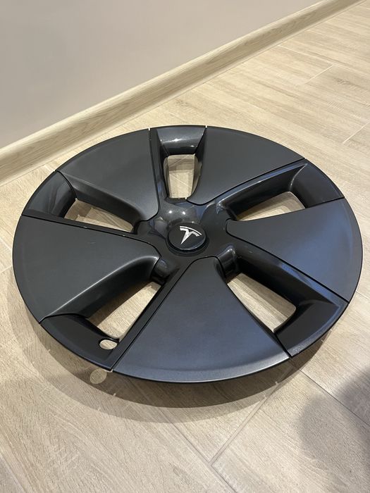 Оригінальні колпаки Tesla Model 3 R18