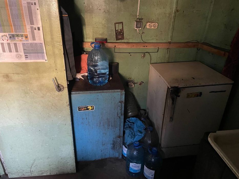 Битовка 7,5*2,5 висота 3,1 метра фасад металевий профнастил