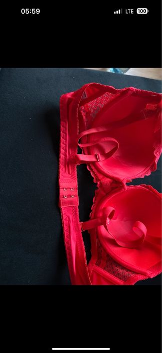 Biustonosz nowy czwrwony